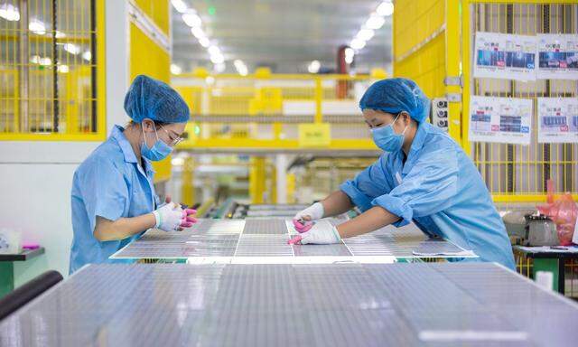 Beschäftigte in einer Produktionslinie für Solarpaneele in der chinesischen Provinz Jiangsu.