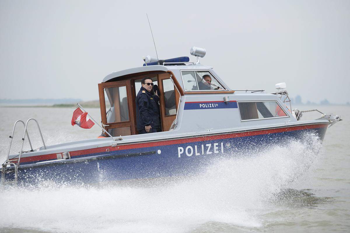 Mit den Hobbysportlern und Freizeitkapitänen haben auf dem Neusiedler See auch die Retter wieder Saison. 35 zu Motorbootführern ausgebildete Polizeibeamte, die mit vier Booten unterwegs sind, stehen jährlich von April bis Oktober für Patrouillen am mehr als 300 Quadratkilometer großen Steppensee bereit. Bei Sonne scheinbar harmlos wirkend, birgt das seichte Gewässer bei Unwetter Gefahren.