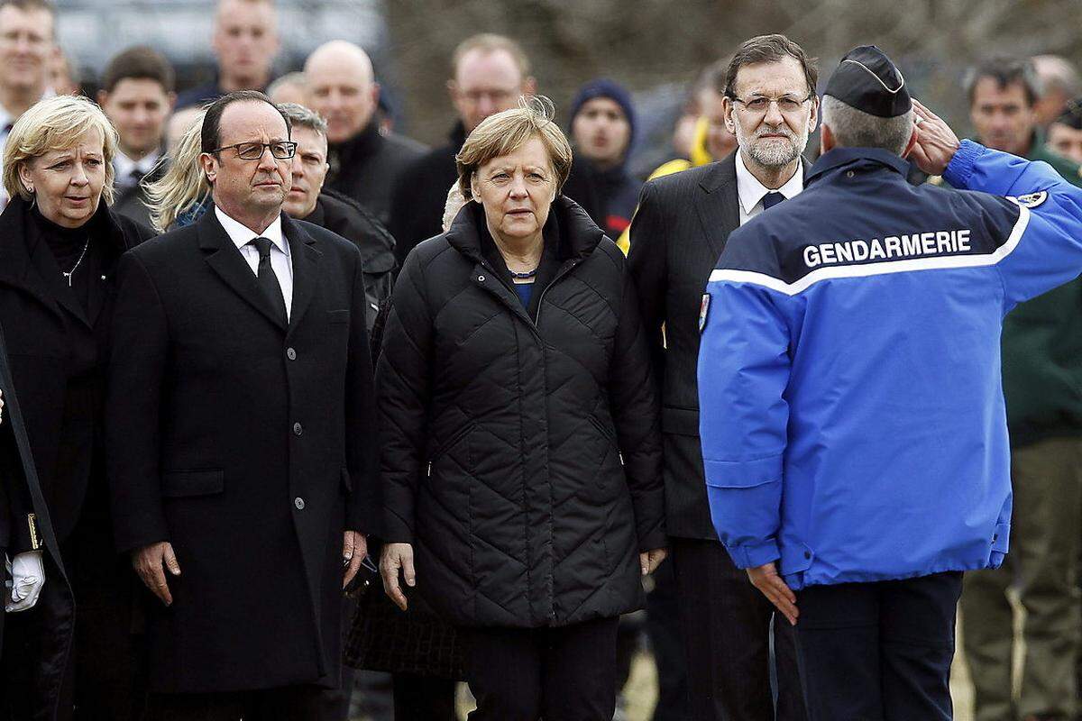 Frankreichs Präsident Hollande, Deutschlands Kanzlerin Angela Merkel und Spaniens Premier Rajoj am Mittwoch in der Nähe der Absturzstelle.
