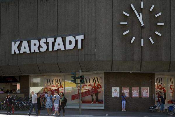 Das Essener Unternehmen Karstadt kämpft mit großen wirtschaftlichen Schwierigkeiten. In Summe machen die 83 Warenhäuser Verluste, mehr als 20 Warenhaushäuser sind Schließungskandidaten. Nun soll der neue Eigentümer, der österreichische Investor René Benko, das Ruder herumreißen. Auch eine Fusion mit dem Konkurrenten Kaufhof wird diskutiert.