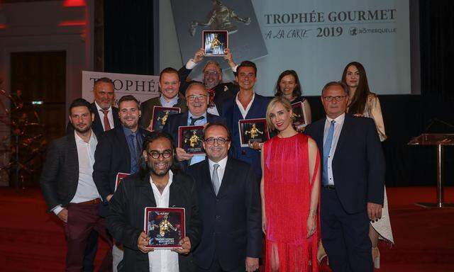 Gastgeber Christian Grünwald (Mitte) mit den Siegern der Trophée Gourmet, links von ihm steht der internationale Ehrengast Gaggan Anand. 