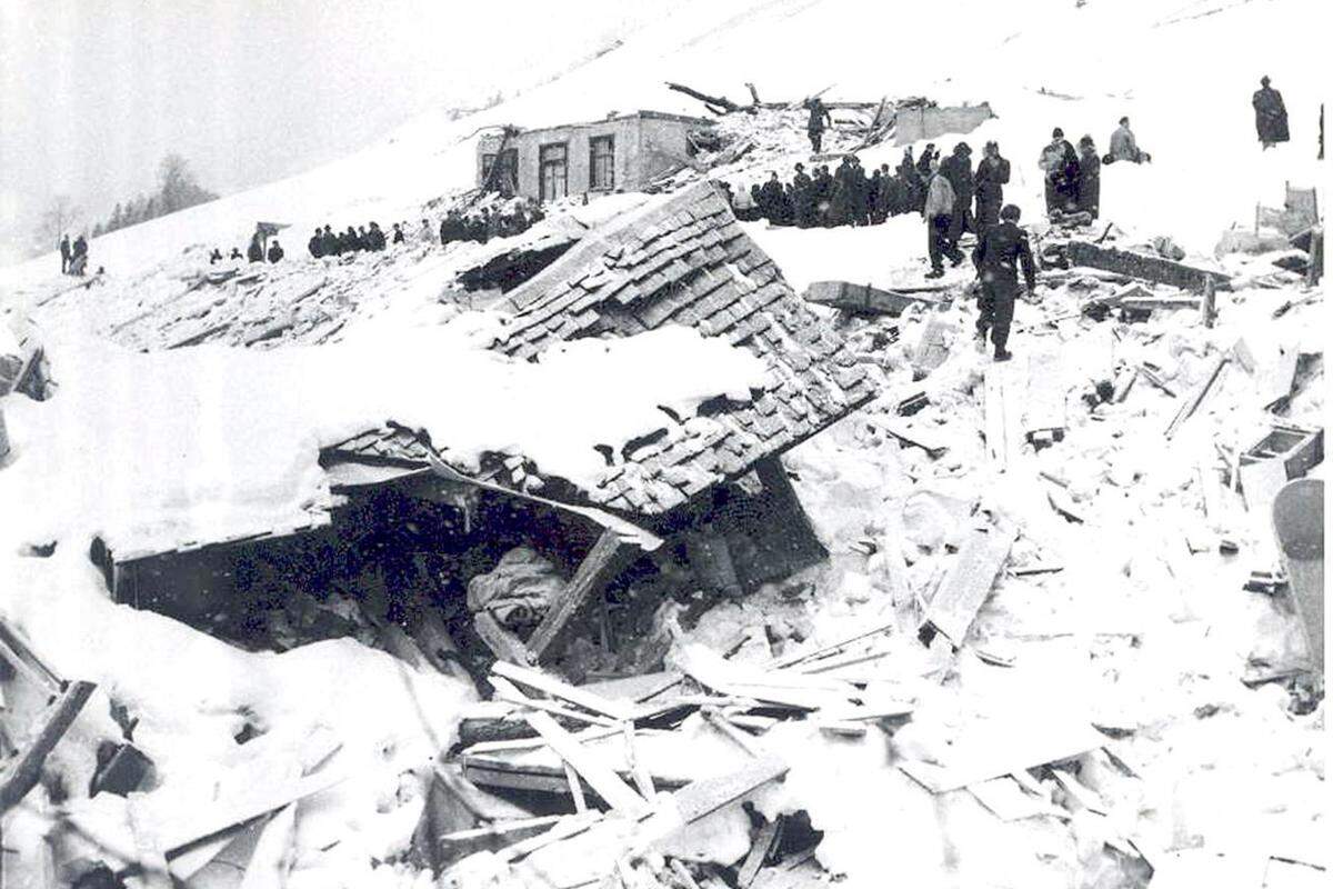 „Der Schnee war so hoch, nur noch die Kluppen der Wäscheleine hat man gesehen. Und es war alles glatt. Es war wie ein Tuch, ein Leichentuch", erinnert sich die Überlebende Gertrud Pöhl in der ORF-Sendung „Menschen &amp; Mächte: Tod im Schnee". Von 10 bis 12. Jänner 1954 ereignete sich in Vorarlberg die bisher schlimmste Lawinenkatastrophe in den Alpen. Rund 280 Menschen wurden von rund 388 Lawinen verschüttet. 125 von ihnen kamen in den Schneemassen um.(hell)