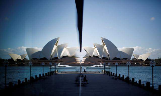 14 Jahre zog sich der Bau des Sydney Opera House hin, nach Baubeginn 1959 schmiss Architekt Jørn Utzon (links) nach sieben Jahren entnervt alles hin. Eröffnet wurde das geniale Gebäude 1973.