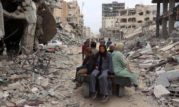 Rückkehr in eine Trümmerwüste. Palästinensische Zivilisten in der Stadt Khan Yunis.