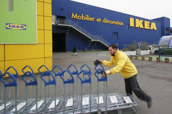 Das schwedische Möbelhaus betreibt 303 Läden in 26 Ländern. IKEA ist die größte Haushaltsmöbelmarke der Welt. Das von Ingvar Kamprad gegründete Unternehmen verzeichnet für 2012 einen Jahresumsatz von 35,3 Milliarden Dollar.