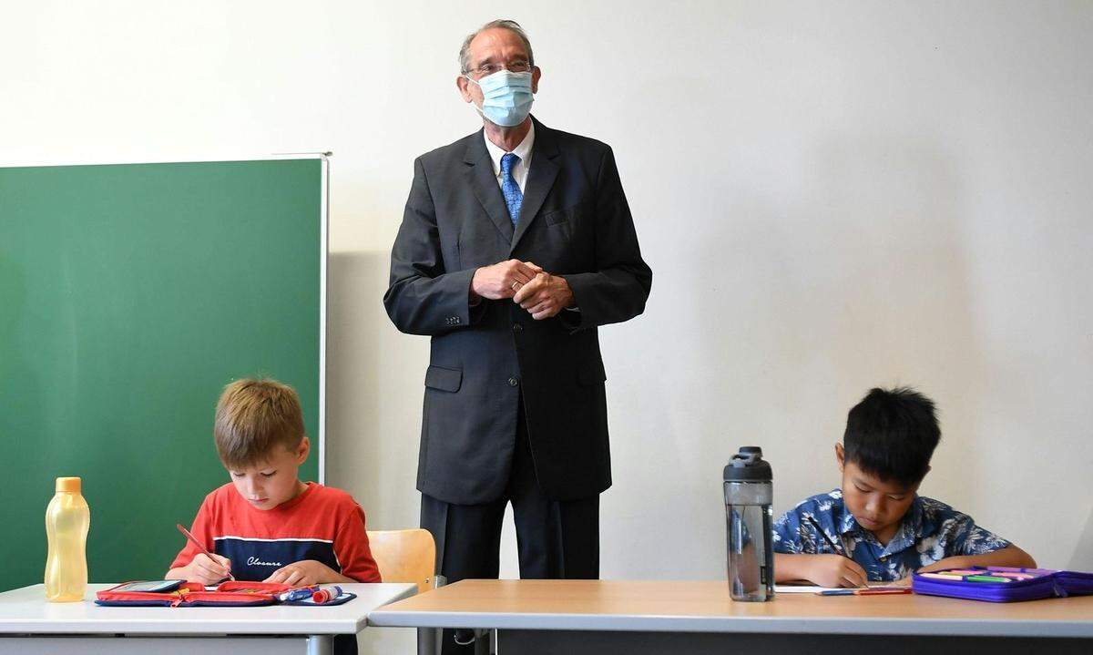 "Unser Ziel, mein Ziel war und ist es, die Schüler zurück in die Schule zu bringen." Bildungsminister Heinz Faßmann kündigt die schrittweise Wiedereröffnung der Schulen ab 18. Mai an.