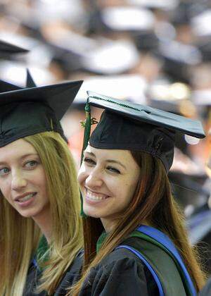 140519 NEW HAVEN May 19 2014 Xinhua Students of Yale University attend the 313th Commenc