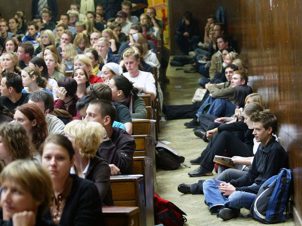 Klassischer Frontalunterricht, wie man ihn aus der Schule kennt. Nur meist mit noch weniger Möglichkeit der Beteiligung, da die Teilnehmerzahl unbeschränkt ist und bei manchen Studienrichtungen rasch in die hunderte geht. Die Uni Graz mietet im Wintersemester etwa einen Kinosaal für die BWL-Einführungsvorlesung.