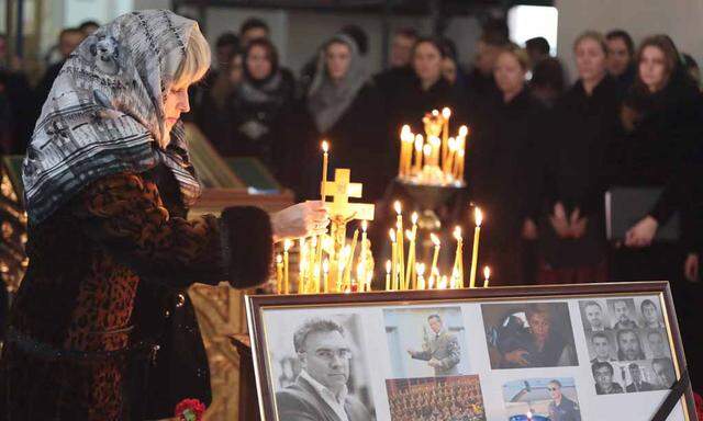 Bestürzung in Moskau: Eine Frau zündet eine Kerze für die verunglückten Passagiere der TU-154 an.