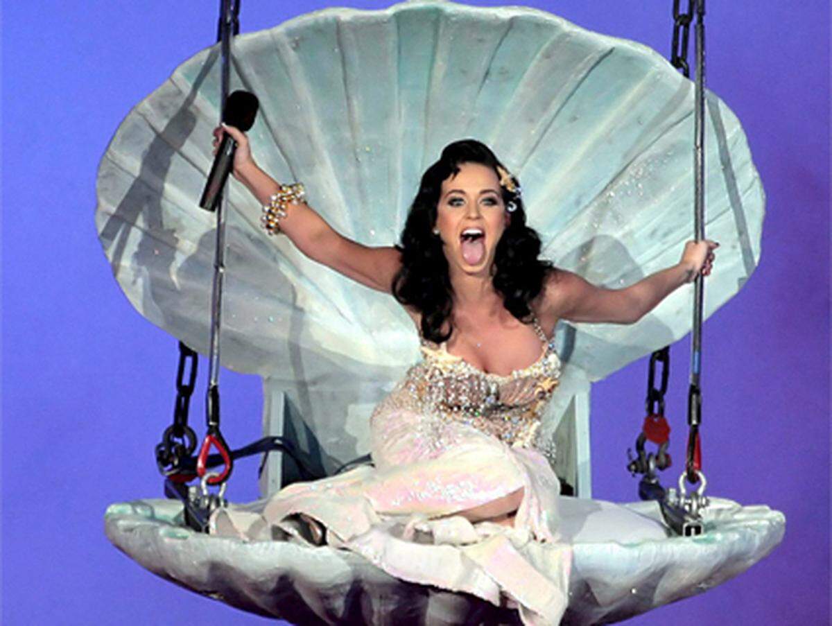 Pop-Sternchen Katy Perry ("I kissed a girl") schwebte als Venus aus der Muschel auf die Bühne.
