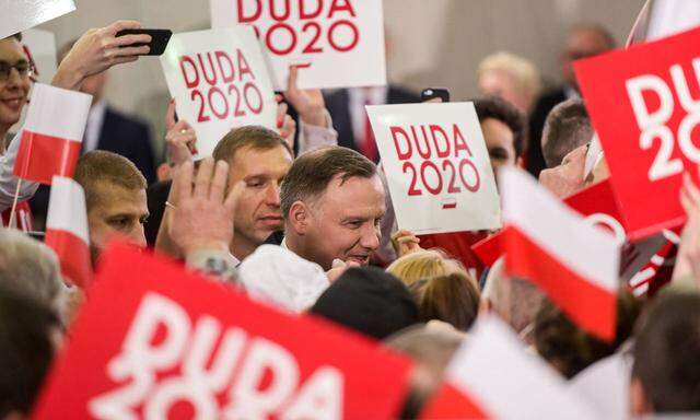 Andrzej Duda führt in allen Umfragen. 