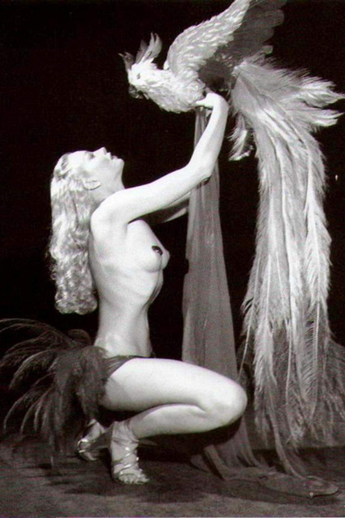 Die schöne Deutsch-Italienerin war eine der bekanntesten Burlesque-Stripperinnen der 40er und 50er Jahre. Noch vor Dita Von Teese hat sie sich eine Badewanne auf die Bühne geholt, per Angelhaken ließ sie sich von einem Bühnenarbeiter entkleiden, mit einem Rückwärts-Striptease revolutionierte sie ihr Fach. Lili St. Cyr wurde in dem Lied "Rose Tint My World" (Rocky Horror Picture Show) verewigt.