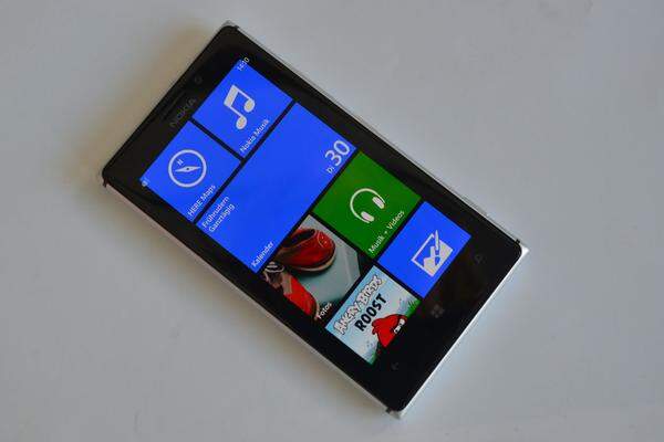 Fazit: Wer mit Windows Phone gut leben kann und gerne gute Handy-Fotos macht, ist beim Lumia 925 gut aufgehoben. Eingefleischte Nutzer anderer Betriebssysteme wie Android oder iOS sollten sich auf eine größere Umgewöhnungsphase einstellen und müssen eventuell auf einige gewohnte Apps verzichten.  >> Zum vollständgen Testbericht
