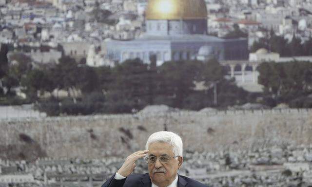 140331 RAMALLAH March 31 2014 Xinhua Palestinian President Mahmoud Abbas chairs a meetin