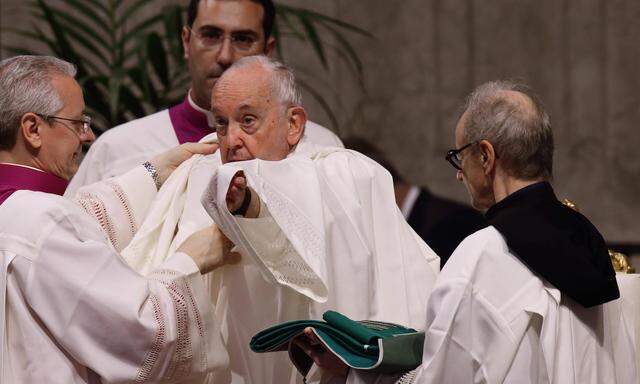Ein neues Kleid für die Kirche? Papst Franziskus hat die Synode im Petersdom mit einer Festmesse beendet.