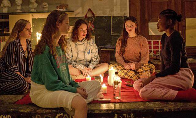 Fanny (Louise Labeque) und Mélissa (Wislanda Louimat) veranstalten heimliche mitternächtliche Treffen im Schuldepot des katholischen Internats.