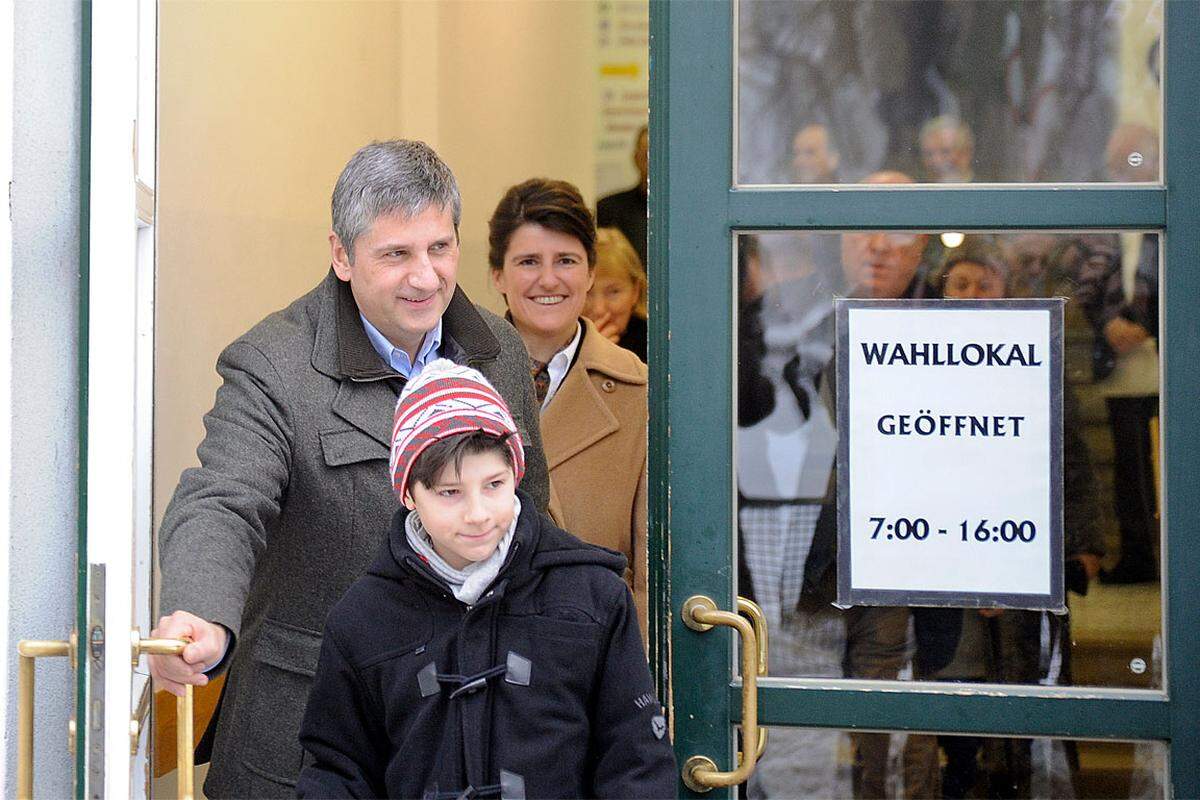 Spindelegger ist in Begleitung seiner Familie zum Wahllokal gekommen.