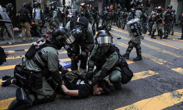 Außer Kontrolle: Die Gewalt in der Finanzmetropole Hongkong eskaliert auf beiden Seiten.