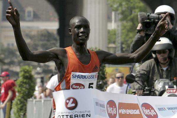 Von Wien zum Weltmeistertitel: Der Kenianer Luke Kibet gewinnt nicht nur den 24. Vienna City Marathon (2:10:07), sondern nur vier Monate später auch bei den Leichtathletik-Weltmeisterschaften die Goldmedaille. Susanne Pumper wird mit der Zeit von 2:37:55 Stunden als beste Österreicherin Dritte.