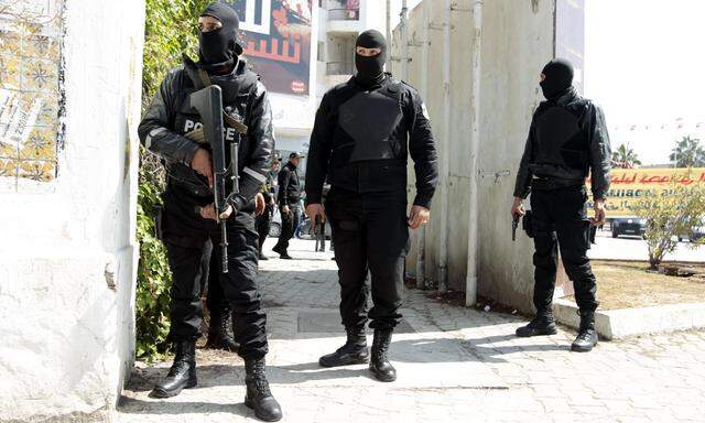 Archivbild: Polizeibeamte stehen vor dem Parlament in Tunis