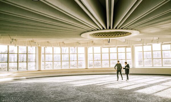 Architektonisches Meisterstück: Keine Säule verstellt die Versammlungshalle, Akustik-Effekt im Zentrum.