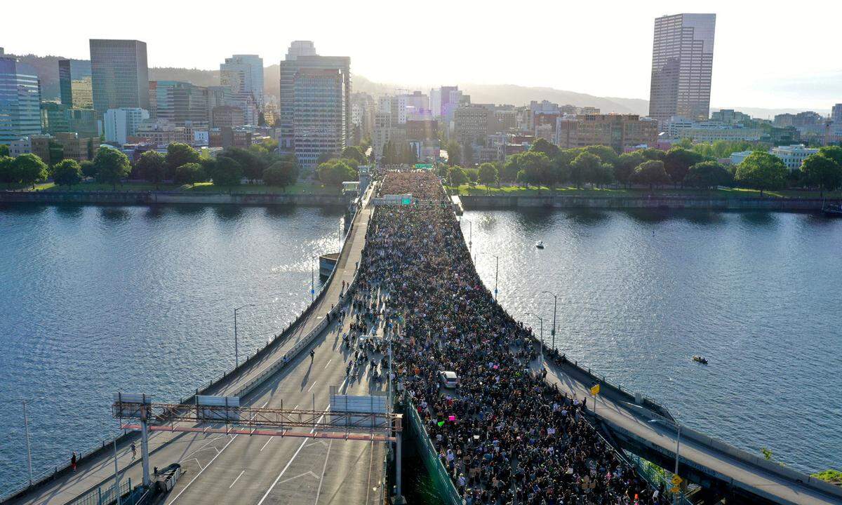 3. Juni. Demonstranten protestierten auf der Morrison Bridge in Portland, Oregon, gegen die tödliche Polizeigewalt gegen George Floyd, der bei seiner Festnahme in Minneapolis ums Leben kam.