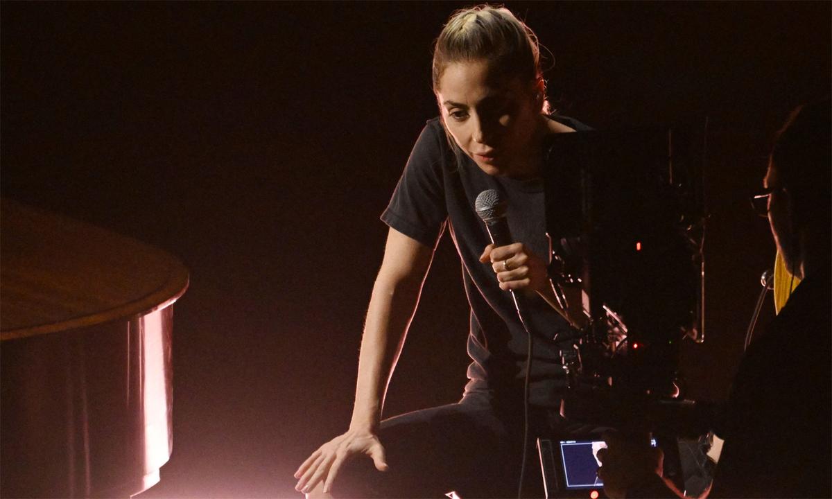 Lady Gaga, ungeschminkt und mit starker Stimme.