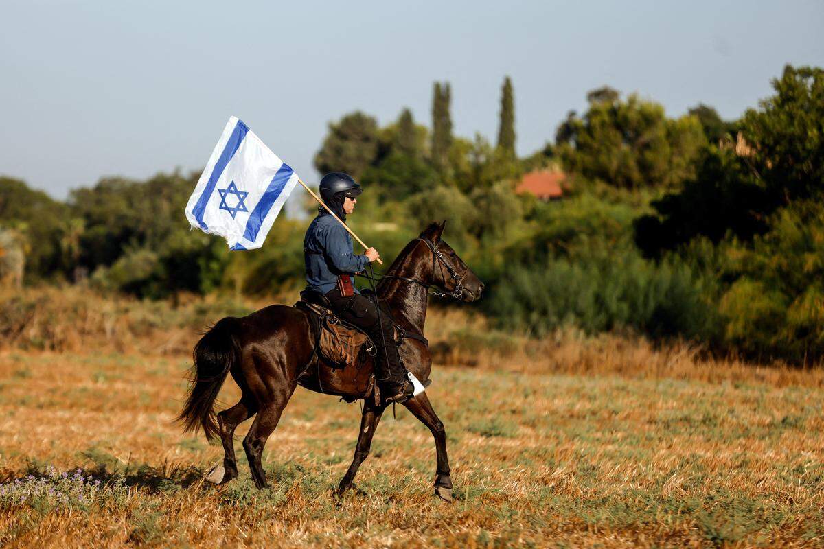20. Juli. In Israel haben befinden sich 250 Demonstranten aufeinem mehrtägigen Protestmarsch von Tel Aviv nach Jerusalem, um gegen die umstrittene Justizreform der rechts-religiösen Regierung von Ministerpräsident Benjamin Netanyahu zu protestieren. 