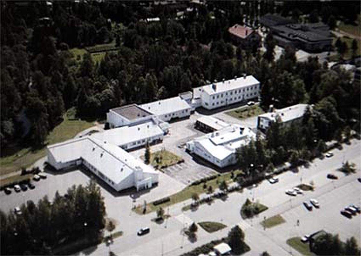 In einer Berufsschule in der finnischen Kleinstadt Kauhajoki schießt ein schwarz gekleideter 22-Jähriger mit einer automatischen Waffe um sich und tötet zehn Menschen. Er schießt sich anschließend in den Kopf.