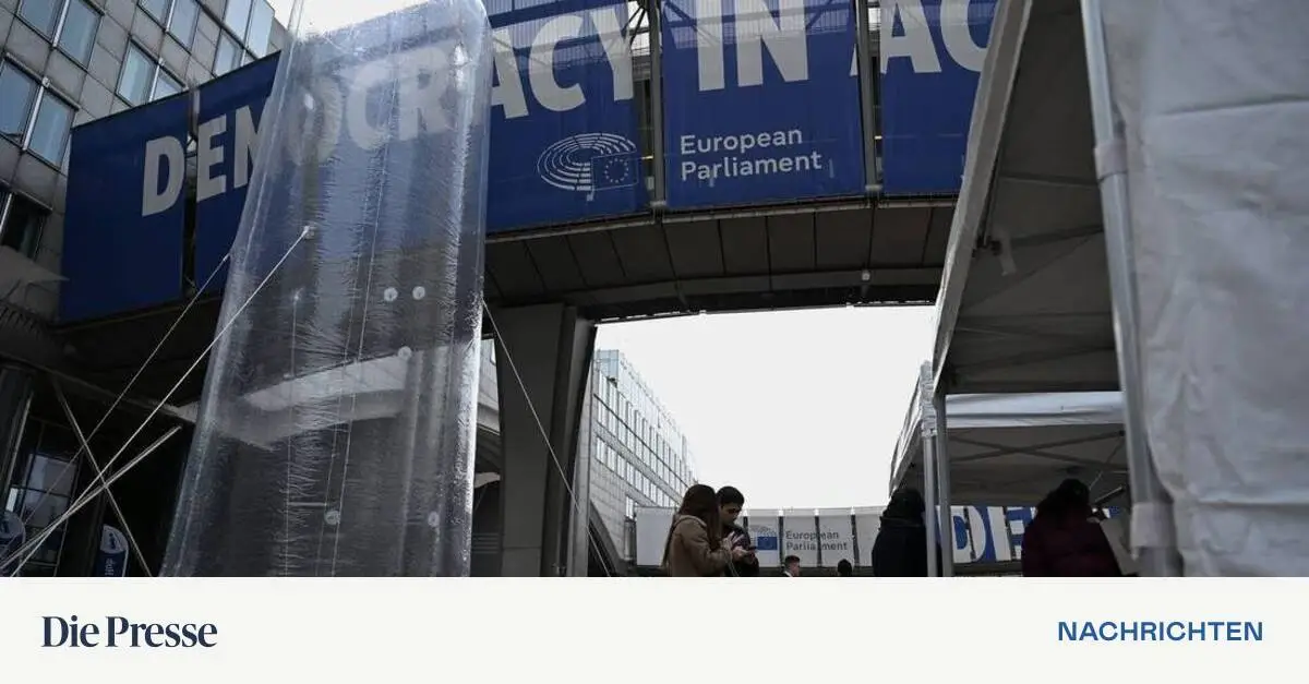 Sieben-Meter-hohes-Kondom-vor-EU-Parlament-Gro-er-Aufholbedarf-bei-Verh-tung