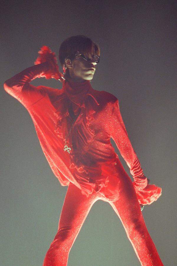 In den 1990er-Jahren trieben seine Bühnenoutfits die wildesten Blüten. Rüschen, Farben, Enge - 1998 trägt er ein Best-of-Prince.