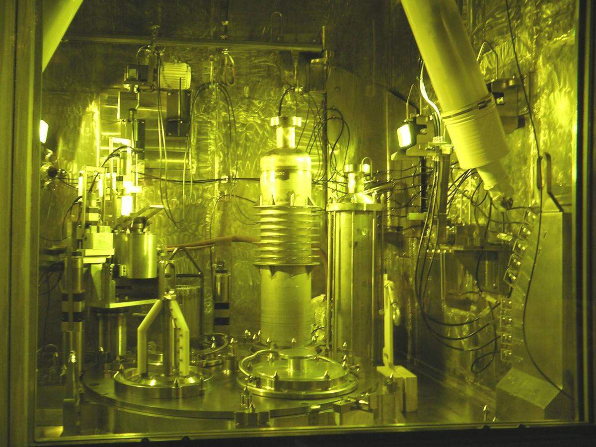 Preis: rund 30.000 Euro pro Gramm Das Isotop von Wasserstoff, also ein Wasserstoff-Atom mit mehr Neutronen im Atomkern als normal, nennt sich Tritium. Natürlich entsteht es nur in der Stratosphäre, künstlich entsteht es ebenfalls als Nebenprodukt in Kernreaktoren. Es ist als Ausgangsstoff für Fusionsreaktoren wichtig und wird in der Medizin verwendet.