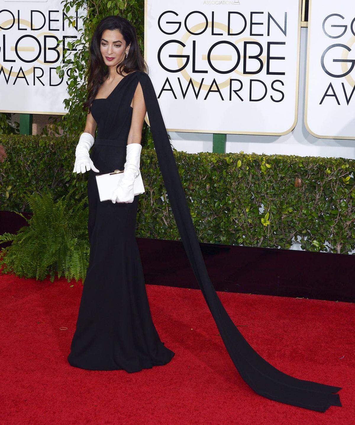 George Cloonys Ehefrau Amal Clooney entschied sich für Christian Dior Couture. Die weißen Handschuhe wirkten störend auf das Gesamtbild.