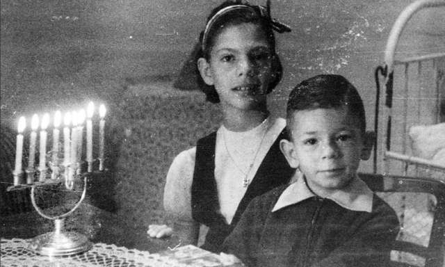 Simona und Harry zu Chanukka. Netanja, Israel 1952.