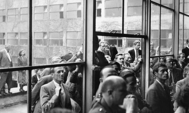 Gespannter Blick auf die Zeremonie. Deutsche am 23. Mai 1949. 