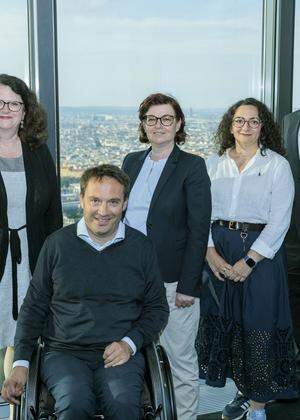 (v. l. n. r.) Doris Wagner, Sektionschefin im Bildungsministerium, Werner Rosenberger, Barrierefreiheitsexperte der HGBS-GmbH, Gabriele Tamandl, Programmdirektorin von EY Entrepreneur Of The Year, Anna Marton, CEO von Specialisterne Austria, und Oliver Albl, CTO der Fabasoft AG   