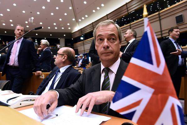 Der Kampf für den Austritt seines Landes aus der EU ist für Nigel Farage eine Lebensaufgabe. Seit 1999 sitzt er im EU-Parlament, und prangert die aus seiner Sicht "korrupten" und antidemokratischen" EU-Institutionen an. Ziel erreicht, nun will er "sein Leben zurück" - Farage legt seine UKIP-Chefposition zurück, will aber noch im EU-Parlament bleiben. Er wäre ohnehin nicht in die Verlegenheit kommen, tatsächlich eine Entscheidung zu fällen. Denn den Austritt aus der EU muss die Regierung beantragen, an der Farages UKIP nicht beteiligt ist. Bei den Unterhaus-Wahlen spielte die Partei bisher kaum eine Rolle. Sollte es tatsächlich zu einem Austritt der Briten aus der EU kommen, ist die UKIP (United Kingdom Independence Party) allerings auch ihr großes Thema los. Man müsste auf nationale Themen umsatteln - und das große Zugpferd Farage gibt es dann auch nicht mehr in der Partei.