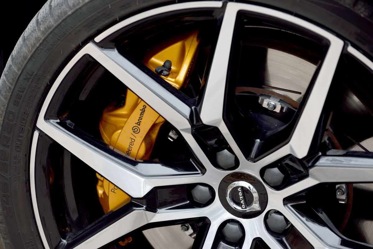 Der Zusatz Polestar Engineered bringt goldene Bremssättel