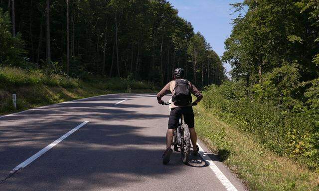 Auf der Straße übernimmt Guide Sebastian das kaputte Rad.