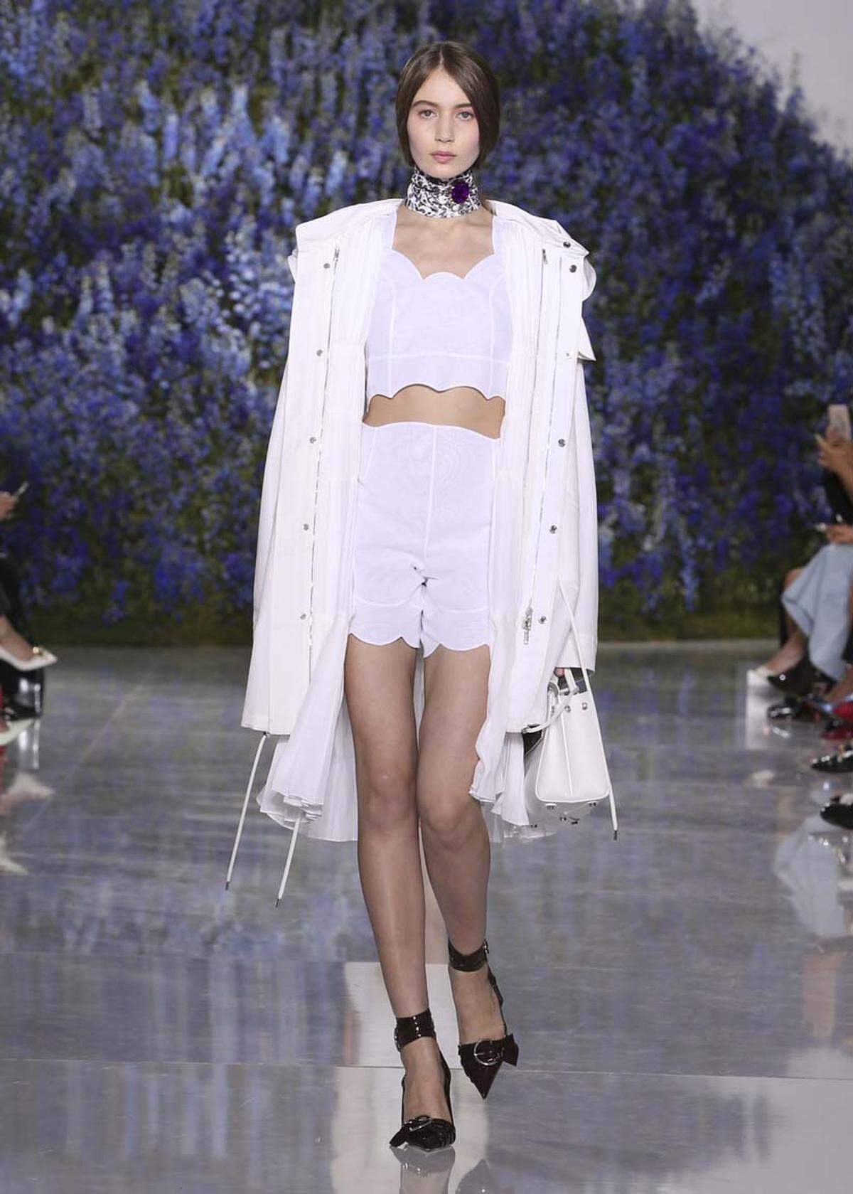 "Falsche" Bobfrisuren mittels Schal wurden bei Dior präsentiert.