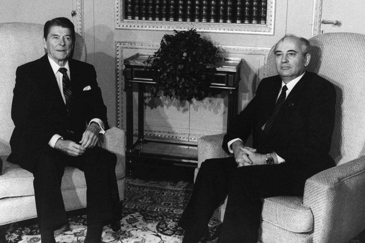 1985 wird Gorbatschow gegen den Widerstand kommunistischer Altkader mit 54 Jahren zum zweitjüngsten Generalsekretär der KP-Geschichte gewählt. Er packt eine historische Reformpolitik von "Glasnost" (Offenheit) und "Perestroika" (Umgestaltung) an. (Im Bild mit Ronald Reagan)