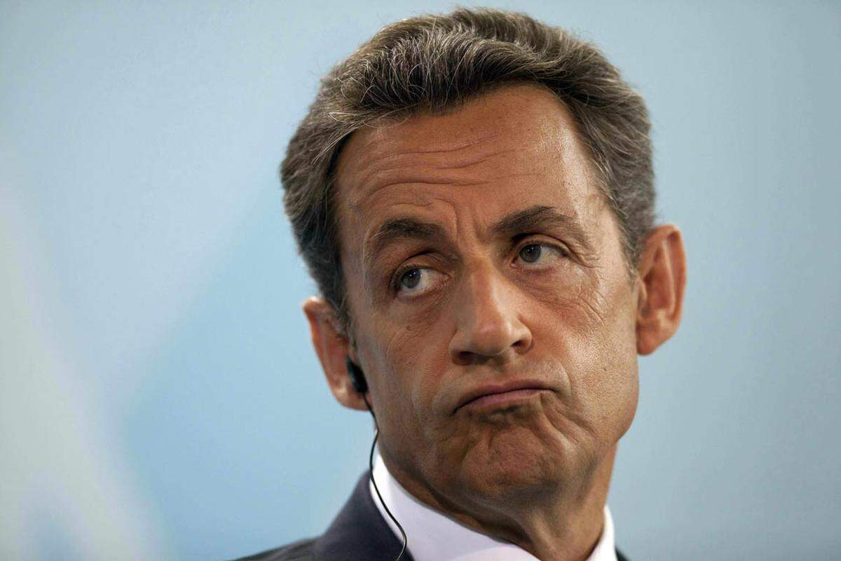 Frankreichs Präsident Nicolas Sarkozy hat dem hoch verschuldeten Griechenland Unterstützung zugesagt. Man könne ein Land der Euro-Zone nicht untergehen lassen, sagte er.