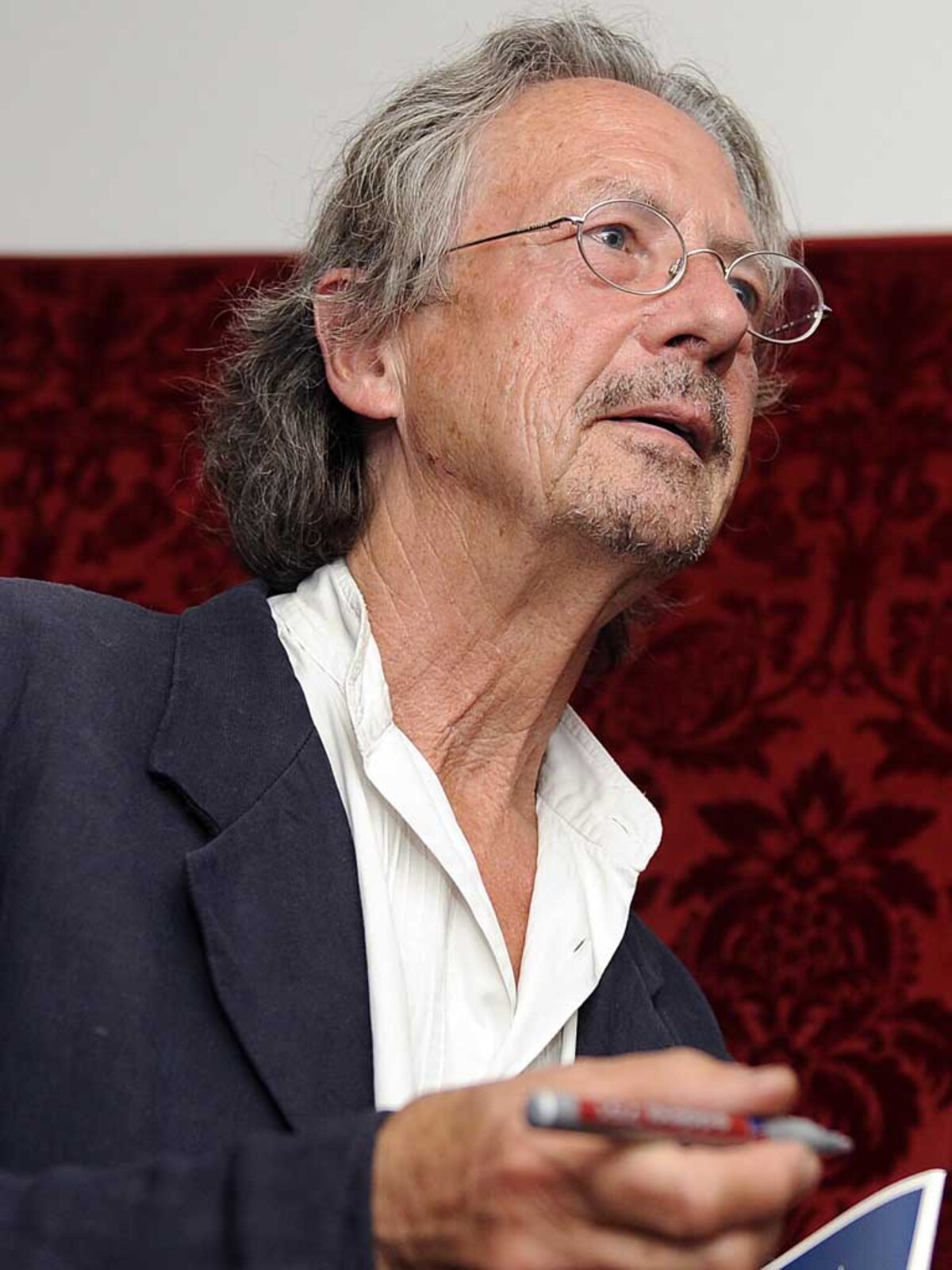 Als Österreicher mit den größten Chancen wird jedes Jahr aufs Neue Peter Handke gehandelt. Der Autor von "Wunschloses Unglück " könnte wohl nur für den Überraschungseffekt gut sein. Er liegt heuer nur auf Platz 51 der Wettliste.