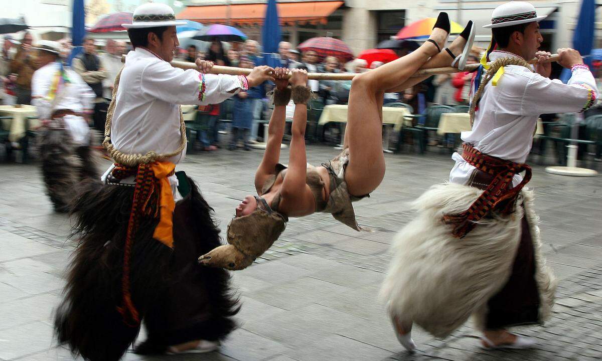 Frauenjagd in Ecuador. Natürlich, bei Fußballfans beliebt.