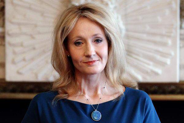 Bereits mit sechs Jahren schrieb die am 31. Juli 1965 im südwestenglischen Chipping Sodbury geborene Rowling ihr erstes Buch über ein Kaninchen und hegte den Wunsch Schriftstellerin zu werden. Mit dem Studium der französischen Sprache und der Arbeit als Sekretärin bei "Amnesty International" wurde anfänglich nichts aus ihrem Traum.