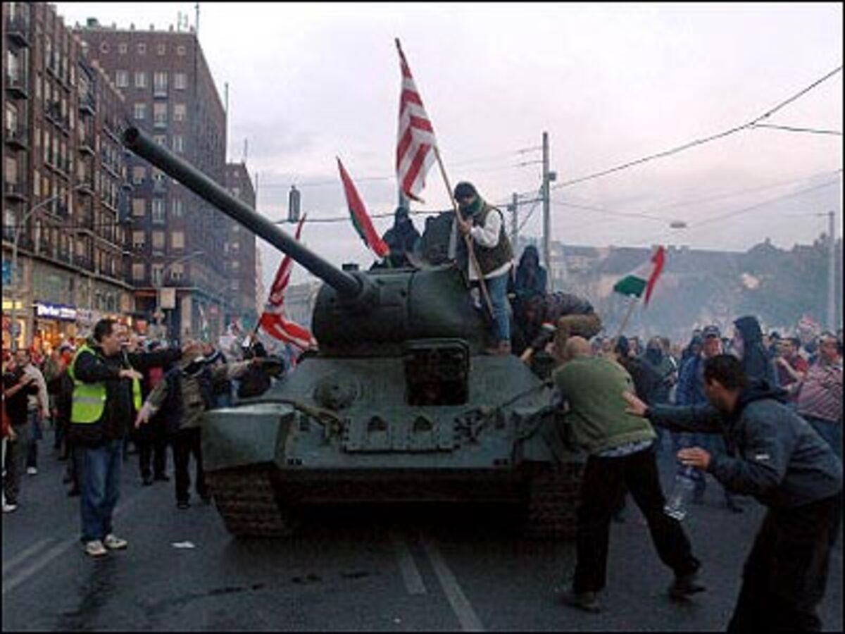 SEPTEMBER19. September: (BILD) Bei Demonstrationen gegen die sozialistische Regierung in Ungarn kommt es zu schweren Ausschreitungen. Regierungsgegner stürmen das Gebäude des staatlichen Fernsehens in Budapest, Autos gehen in Flammen auf. Rund 50 Personen werden teils schwer verletzt. Grund der Ausschreitungen ist die Veröffentlichung eines Tonbandprotokolls aus einer Fraktionssitzung der regierenden Sozialisten (MZSP), in dem Ministerpräsident Ferenc Gyurcsany zugibt, die Öffentlichkeit über den Zustand der Wirtschaft belogen zu haben, um seine Wiederwahl zu sichern. 26. September: Die EU-Kommission empfiehlt die Aufnahme Bulgariens und Rumäniens in die Europäischen Union mit 1. Jänner 2007. Allerdings macht die Kommission klar, dass sie in mehreren Bereichen harte Auflagen und Schutzbestimmungen verhängen wird, die bis zum Einfrieren von EU-Mitteln führen können.