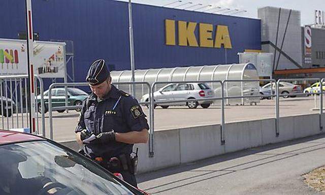 Polizisten riegelten den Ikea-Markt ab