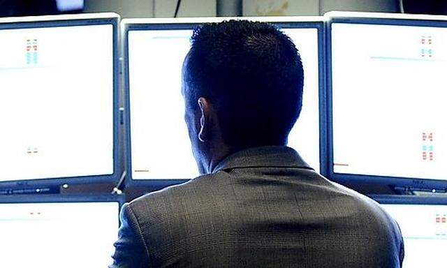 Mann vor PC-Bildschirmen