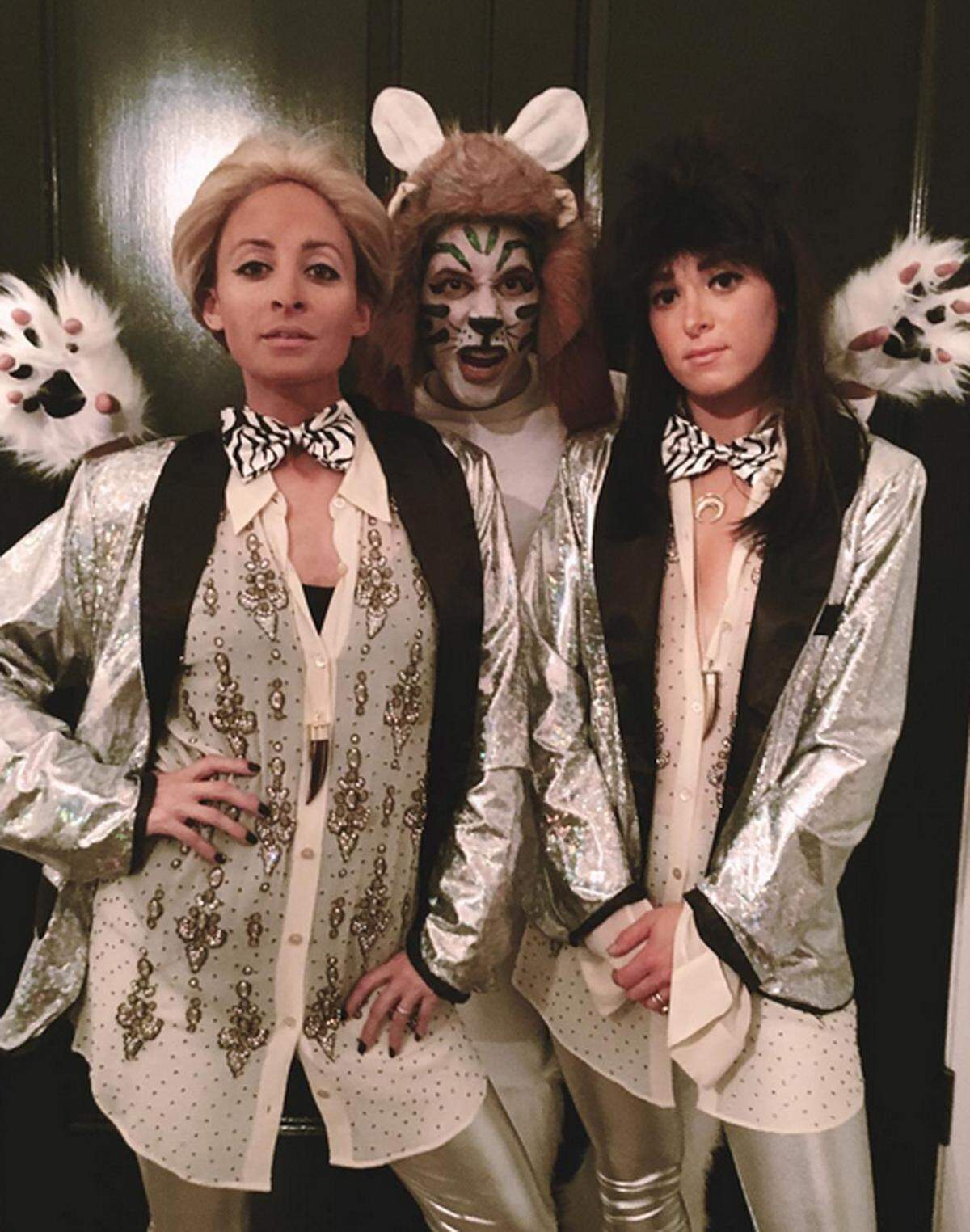 Ebenfalls im "Retro"-Kostüm erschien Nicole Richie. Sie verkleidete sich als Siegfried von "Siegfried &amp; Roy".  Fazit: Trotz des weißen Tigers ist das Magier-Duo nicht leicht zu erkennen.