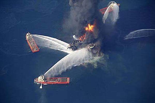 Auf der Ölbohrinsel "Deepwater Horizon" im Golf von Mexiko gibt es eine Explosion. Die meisten der 126 Arbeiter können gerettet werden, elf bleiben vermisst.